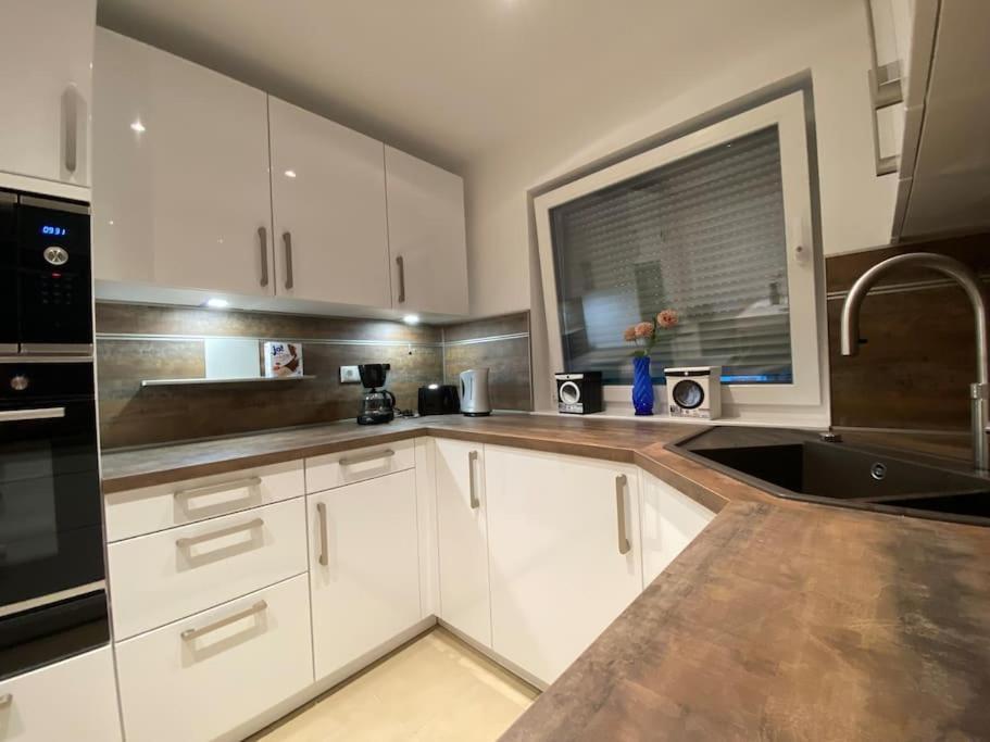 Luxury With Air Conditioning & Jaccuzzi Near Frankfurt Wiesbaden Apartment Hofheim am Taunus