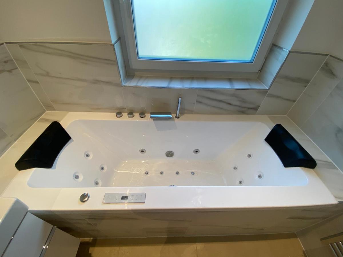 Luxury With Air Conditioning & Jaccuzzi Near Frankfurt Wiesbaden * Hofheim am Taunus