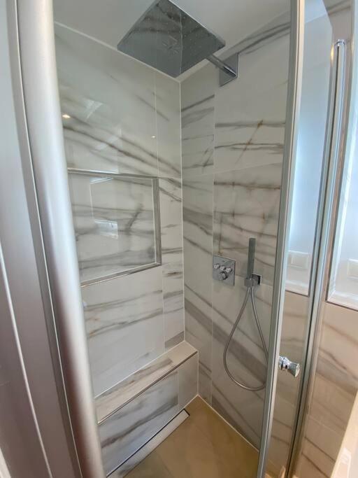Luxury With Air Conditioning & Jaccuzzi Near Frankfurt Wiesbaden Apartment *