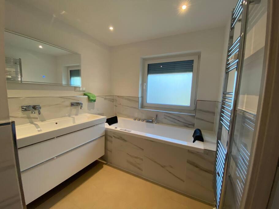 Luxury With Air Conditioning & Jaccuzzi Near Frankfurt Wiesbaden Apartment *
